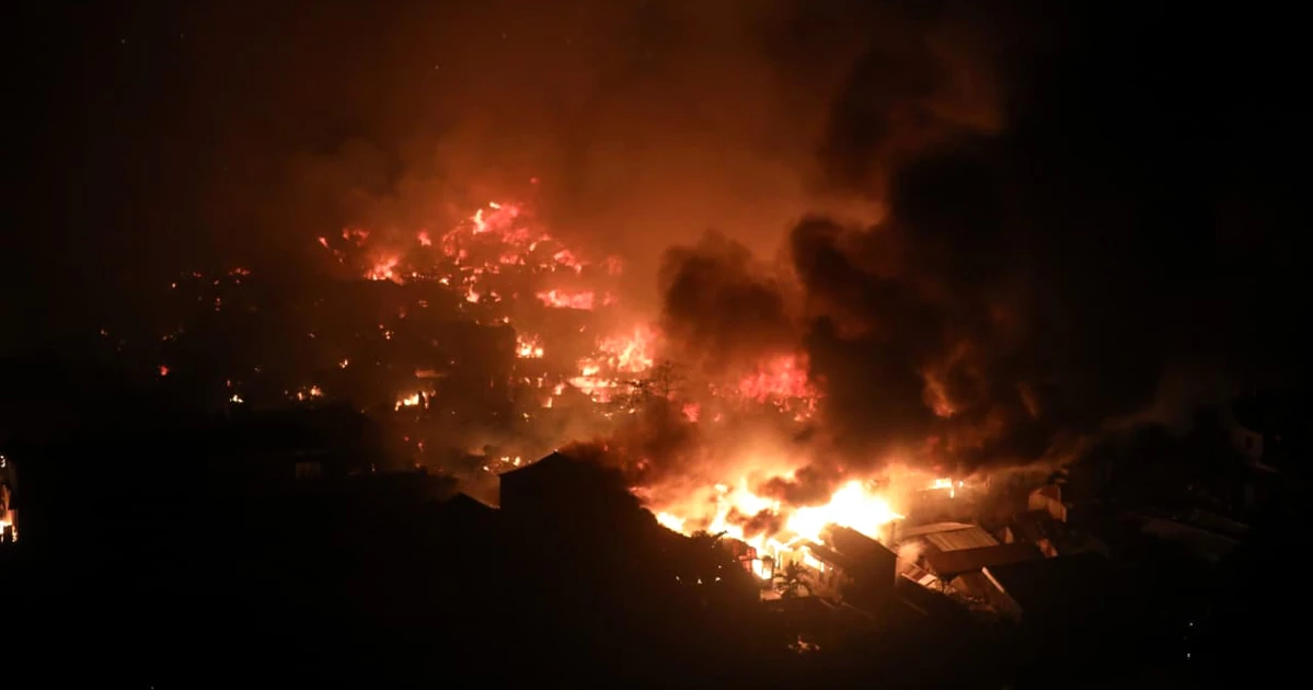 রাজধানীর কড়াইল বস্তিতে আগুন, নিয়ন্ত্রণে ফায়ার সার্ভিসের ২০ ইউনিট