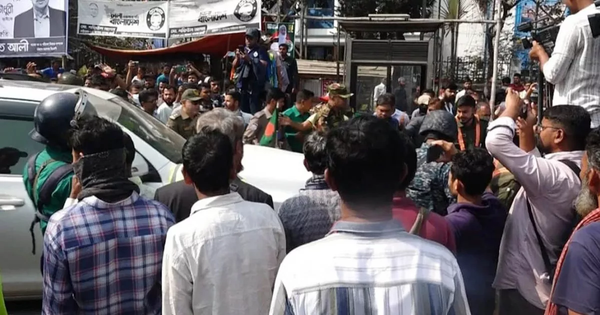 চট্টগ্রাম বন্দরে নৌ-উপদেষ্টার গাড়িবহর আটকে শ্রমিক-কর্মচারীদের বিক্ষোভ