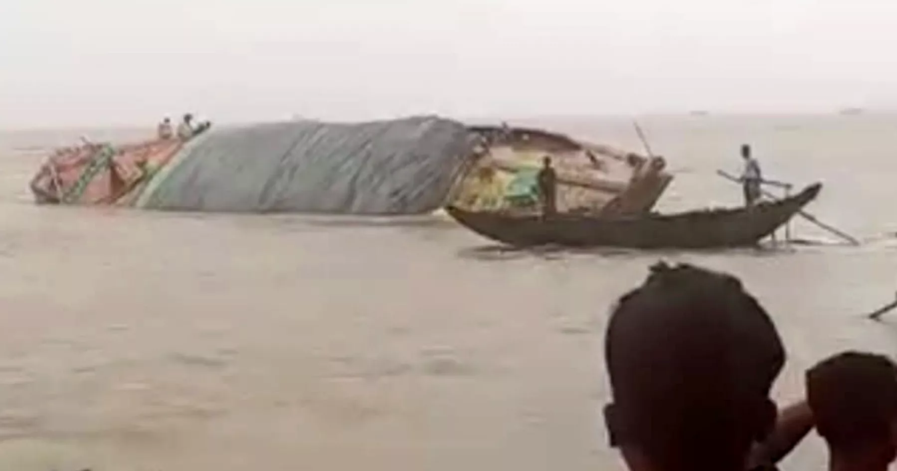 চাঁদপুরে মেঘনার ঘূর্ণিস্রোতে কার্গোডুবি, ৫ হাজার বস্তা ধান-চাল পানিতে