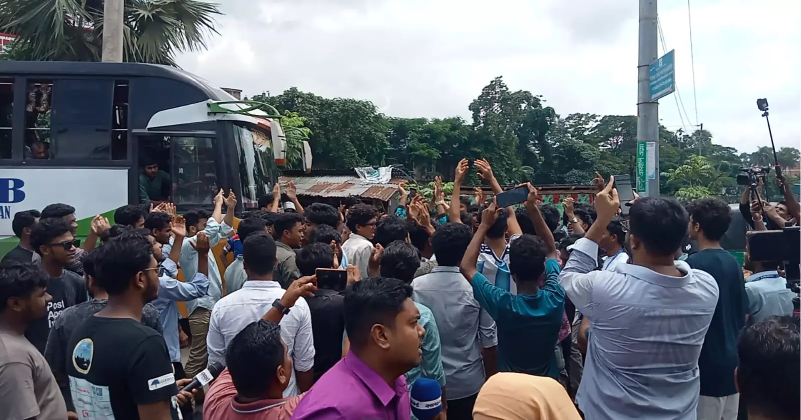 শিক্ষামন্ত্রীর পদত্যাগ দাবিতে ঢাকা-বরিশাল মহাসড়ক অবরোধ করে বিক্ষোভ