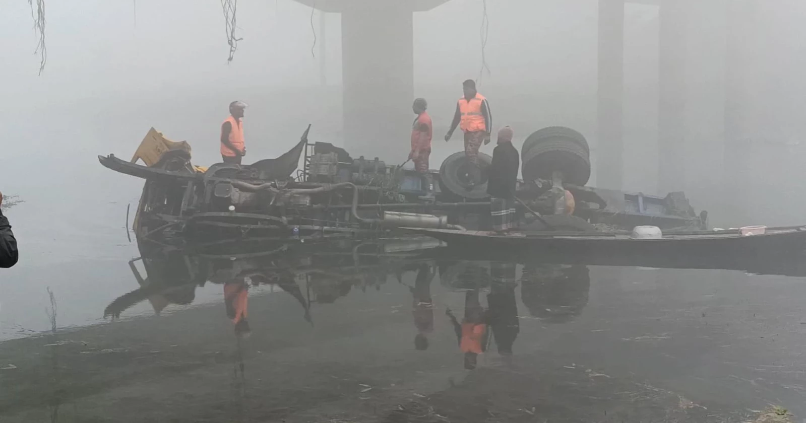 ঝিনাইদহে কুয়াশার ম‌ধ্যে নিয়ন্ত্রণ হা‌রি‌য়ে ট্রাক নদী‌তে, নিহত ২