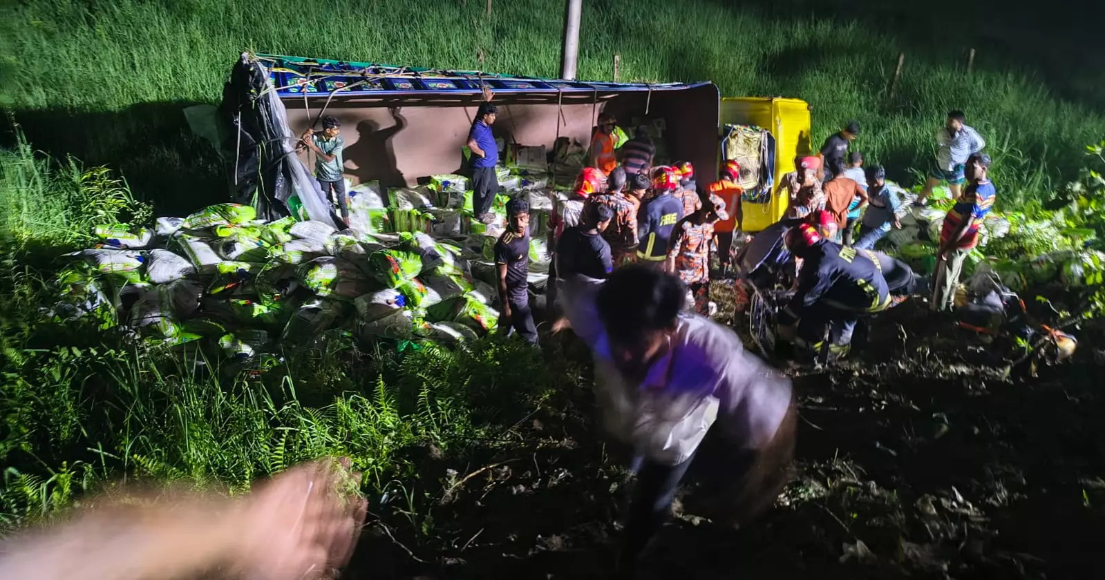 কুমিল্লায় চালবোঝাই ট্রাক খাদে পড়ে ৭ শ্রমিক নিহত, আহত ৬