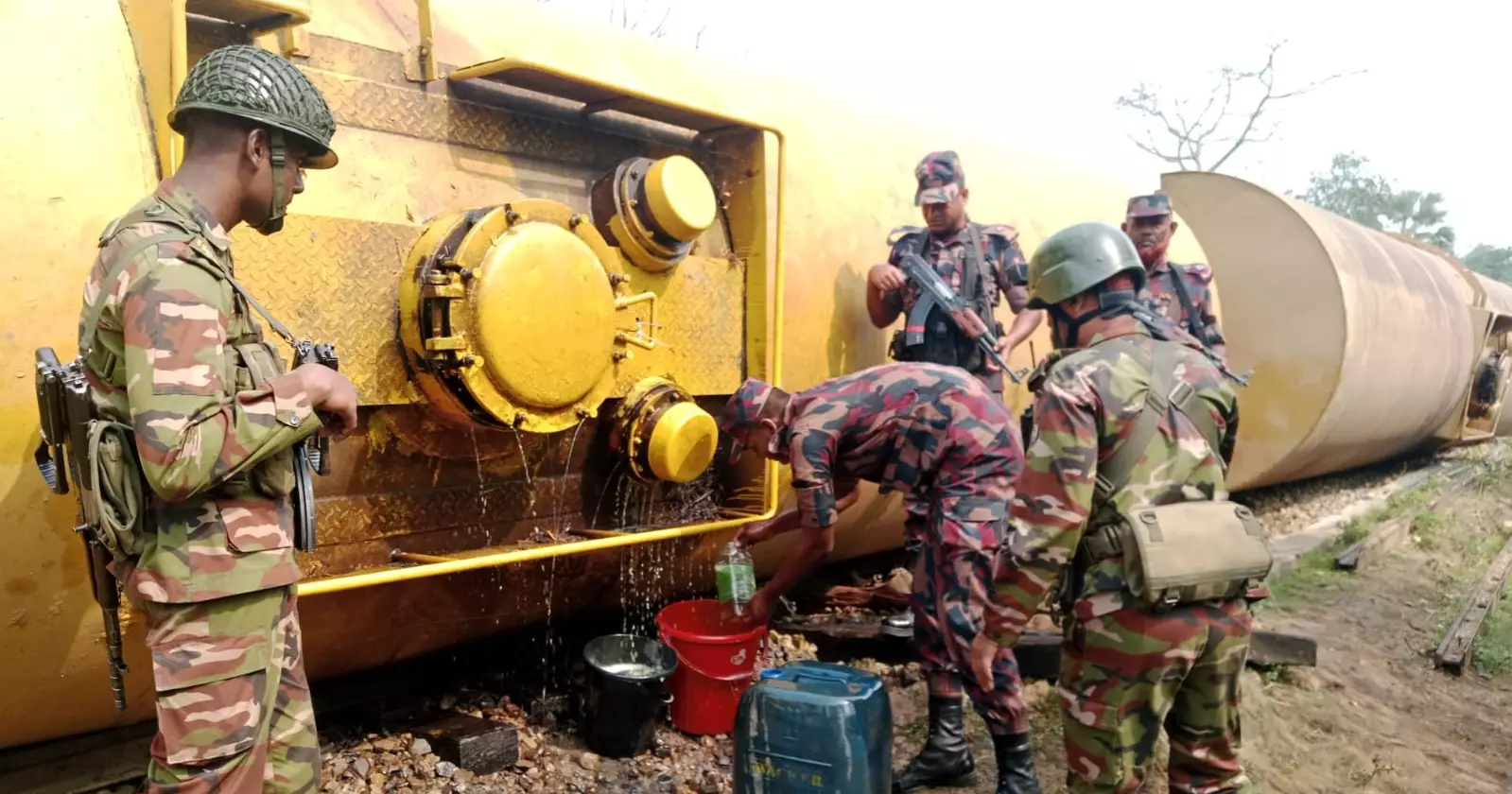 হবিগঞ্জে তেলবাহী ট্রেন দুর্ঘটনার পর ১০০০ লিটার ডিজেল উদ্ধার