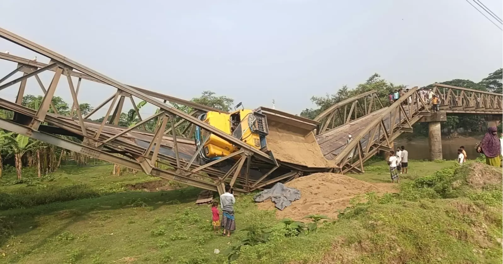 ট্রাকসহ সেতু ভেঙে নদীতে, ময়মনসিংহ-ধোবাউড়া সড়ক যোগাযোগ বন্ধ