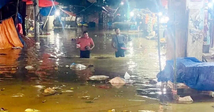 ফেনীতে মুহুরী নদীর বন্যা নিয়ন্ত্রণ বাঁধে ভাঙন, প্লাবিত কয়েকটি গ্রাম