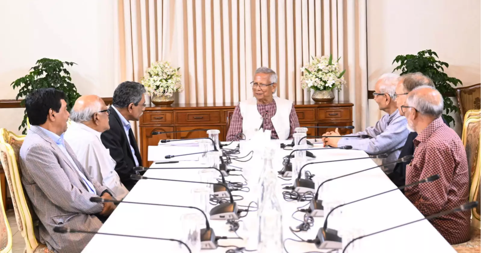 জনগণকে নির্বাচনমুখী করার আহ্বান প্রধান উপদেষ্টার