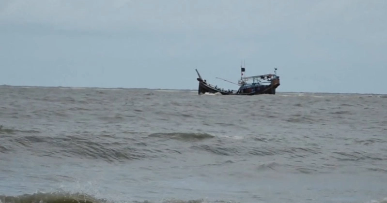 উত্তাল সাগরে ট্রলারডুবি, উদ্ধার ৯ মাঝি-মাল্লা