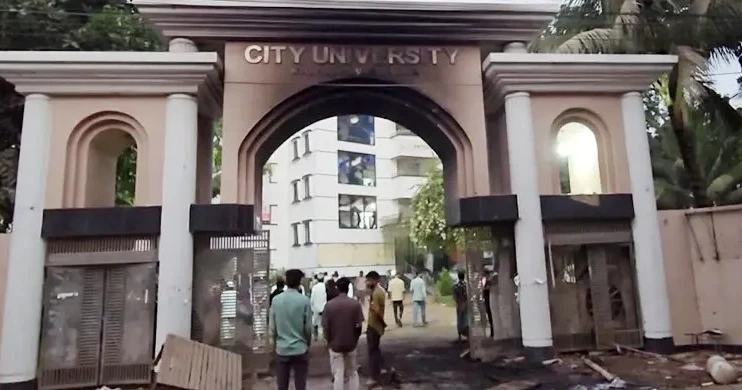 সাভারে ড্যাফোডিল ও সিটি ইউনিভার্সিটির শিক্ষার্থীদের মধ্যে রাতে সংঘর্ষ, ভাঙচুর-অগ্নিসংযোগ