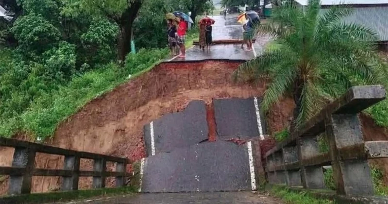 পাহাড়ি ঢলে সেতু ধ্বসে রাঙ্গামাটি-বান্দরবান সড়ক যোগাযোগ বিচ্ছিন্ন