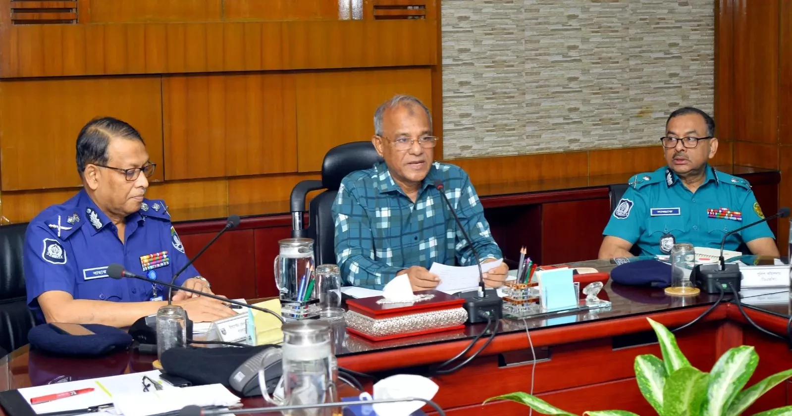 শৃঙ্খলাভঙ্গ ও নির্দেশনা মানতে না চাওয়া পুলিশ সদস্যদের স্বরাষ্ট্র উপদেষ্টার হুঁশিয়ারি