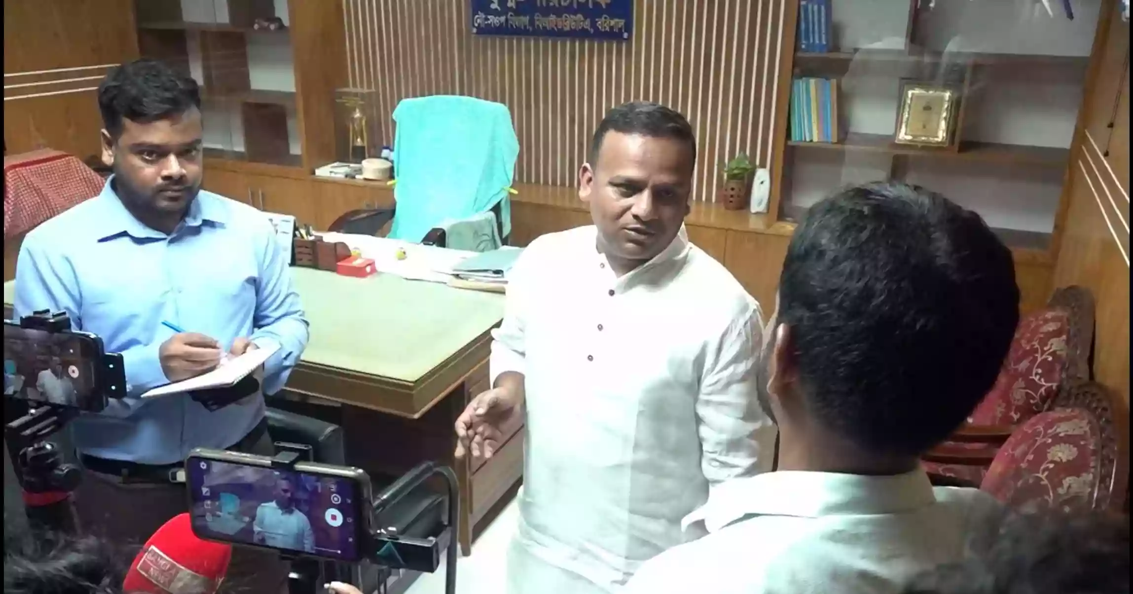 বরিশাল বিআইডব্লিউটিএ দপ্তর পরিদর্শনে গিয়ে কর্মকর্তাদের কাউকেই পেলেন না নৌ প্রতিমন্ত্রী