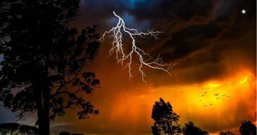 কিশোরগঞ্জে বজ্রপাতে ৩ স্কুলছাত্রীসহ নিহত ৪