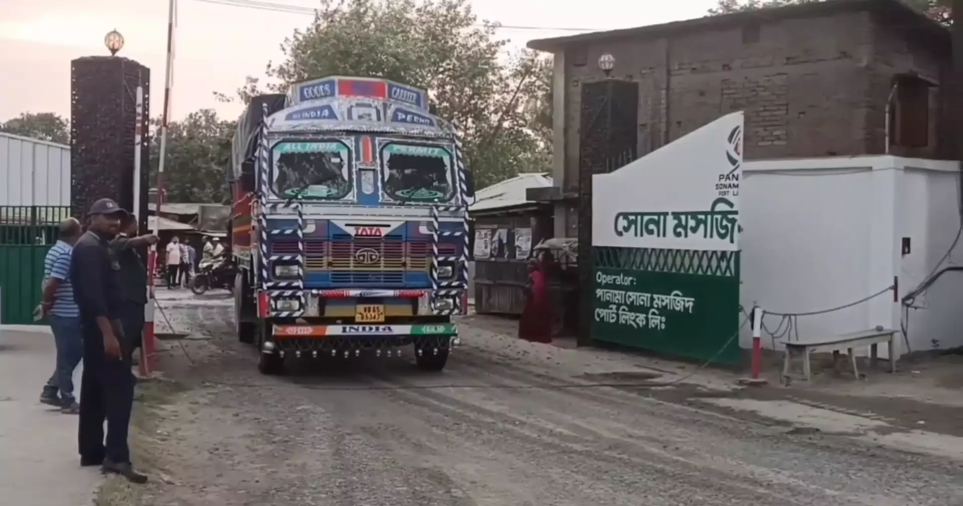ছুটি শেষে সোনামসজিদ স্থলবন্দরে আমদানি-রপ্তানি কার্যক্রম শুরু