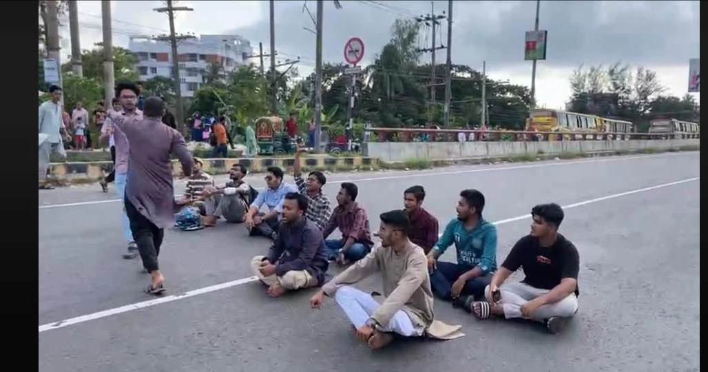 গোপালগঞ্জে এনসিপি কর্মসূচিতে হামলার প্রতিবাদে ঢাকা-চট্টগ্রাম মহাসড়ক অবরোধ ছাত্র-জনতার