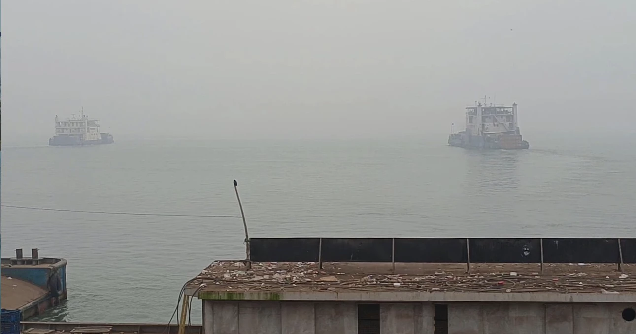 ঘন কুয়াশায় দুই ঘণ্টা বন্ধ থাকার পর ফেরি চলাচল স্বাভাবিক