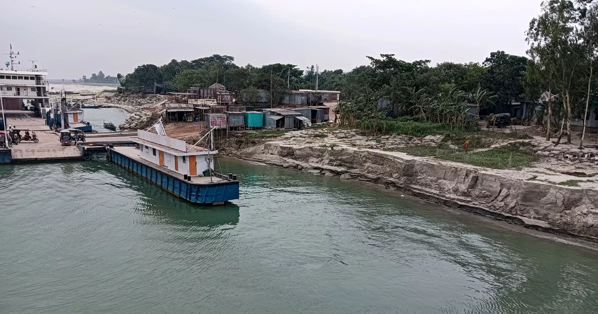 ভাঙন-ঝুঁকিতে রাজবাড়ীর দৌলতদিয়া ফেরিঘাট