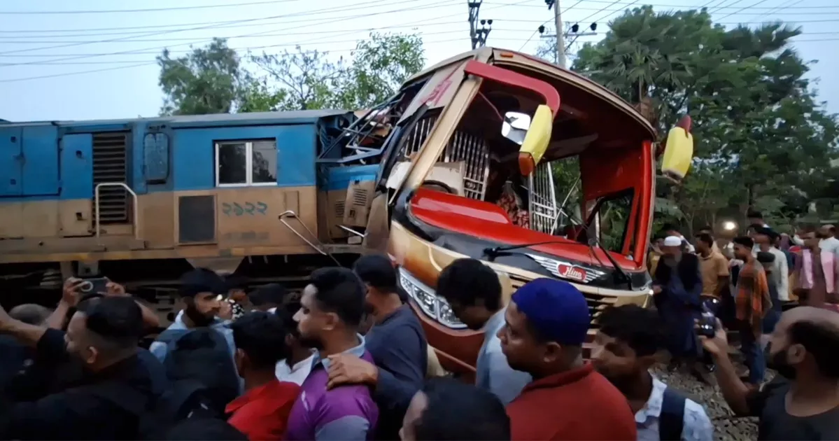 কুমিল্লায় ট্রেনের সঙ্গে বাসের ধাক্কায় নিহত ১২