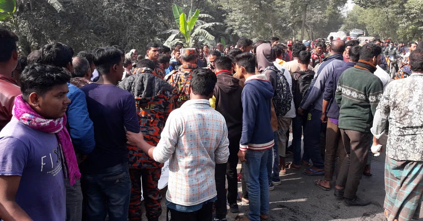 দিনাজপুরে পৃথক সড়ক দুর্ঘটনায় স্কুলছাত্রীসহ তিনজন নিহত, দুইজন আহত