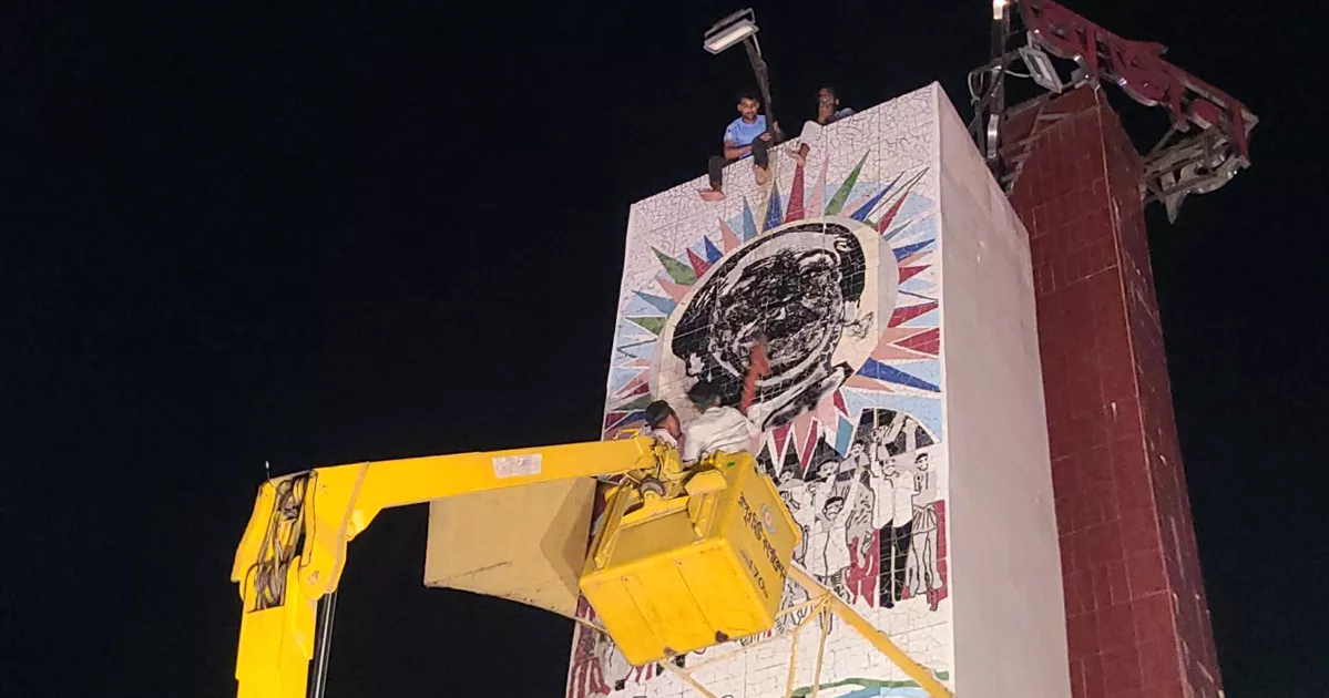 রংপুরে ‘অর্জন’ ভাস্কর্যে শেখ মুজিবের ছবি মুছে দিলেন জুলাই যোদ্ধারা