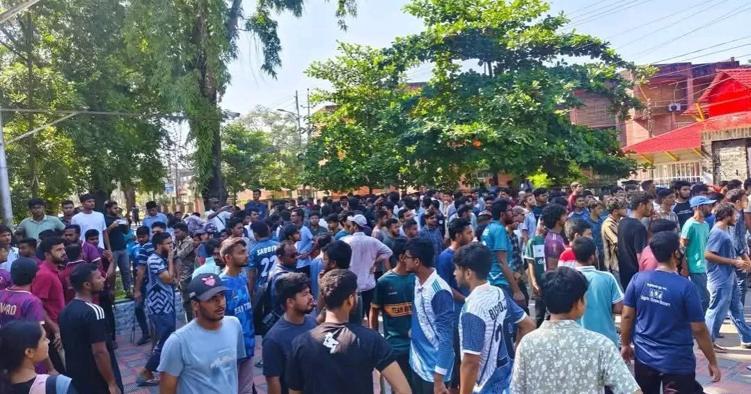 বাকৃবি: অনেকেই ছাড়ছেন হল, নির্দেশনা প্রত্যাখ্যান করে একাংশের বিক্ষোভ