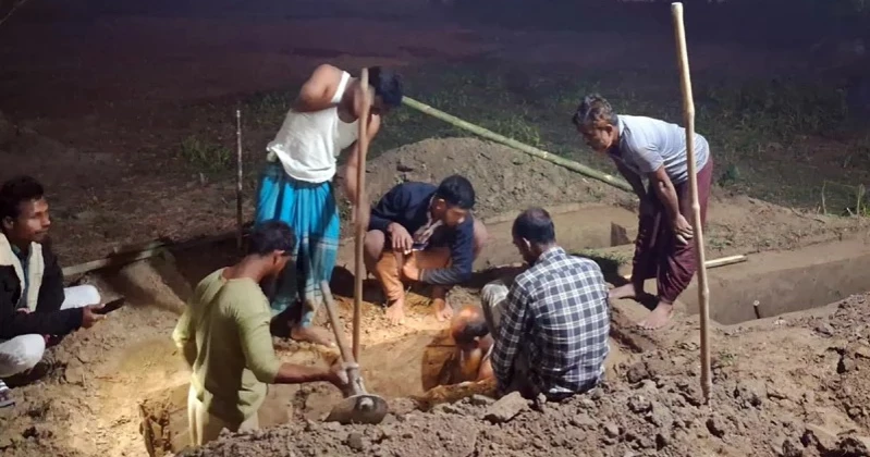 উত্তরায় অগ্নিকাণ্ড: ময়মনসিংহে পাশাপাশি সমাহিত হলেন এক পরিবারের ৩ জন