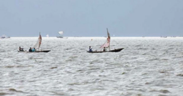 চাঁদপুরে বাল্কহেডের ধাক্কায় নৌকাডুবি, আহত ৪