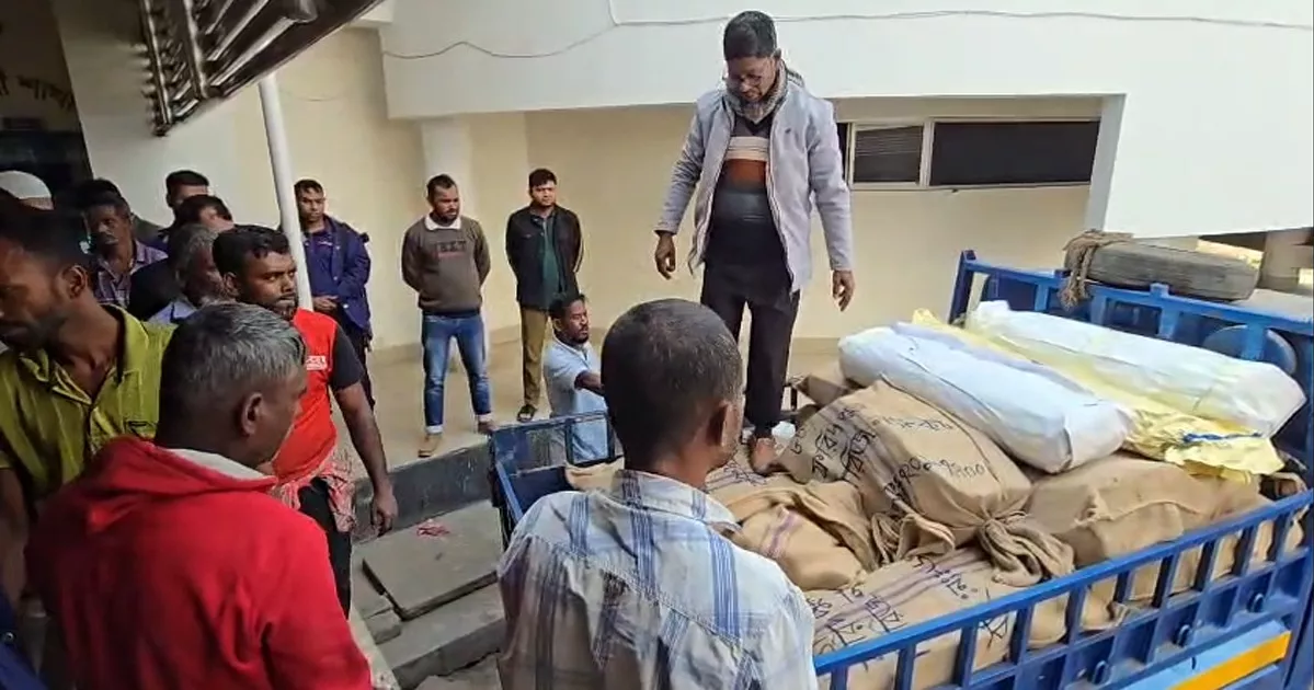 ফরিদপুরের বিভিন্ন ভোটকেন্দ্রে যাচ্ছে ব্যালট পেপার