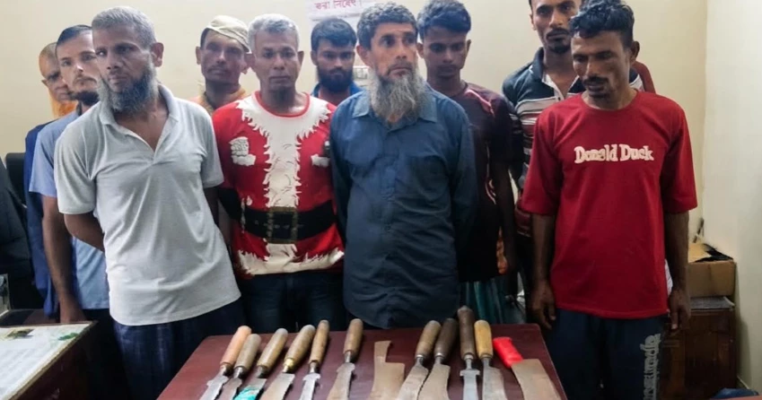 নড়াইলে আদালতে হাজিরা দিতে এসে দেশীয় অস্ত্রসহ আটক ১১