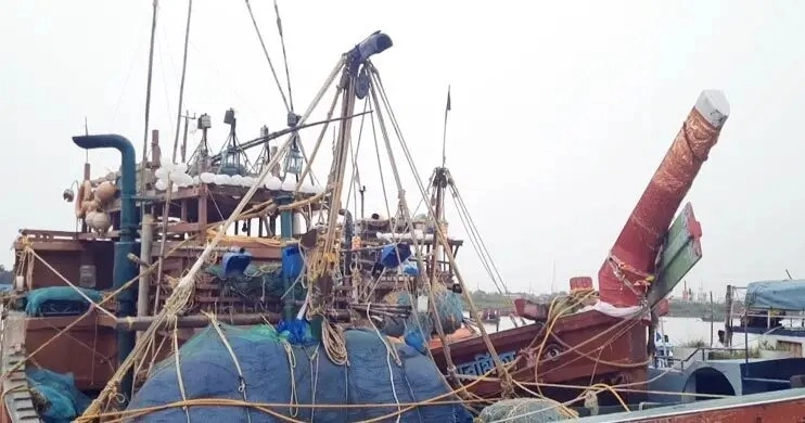 বাংলাদেশের জলসীমায় ট্রলারসহ আটক ১৪ ভারতীয় জেলে