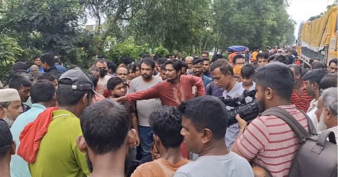 গাছে ঝুলন্ত অবস্থায় অটোচালকের লাশ, কুষ্টিয়া-রাজবাড়ী মহাসড়ক অবরোধ