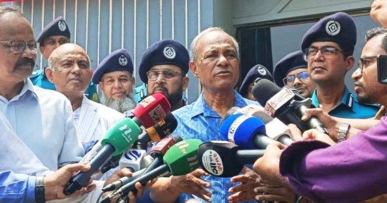 আ. লীগের মিছিল বন্ধ করতে না পারলে পুলিশের বিরুদ্ধে ব্যবস্থা: স্বরাষ্ট্র উপদেষ্টা