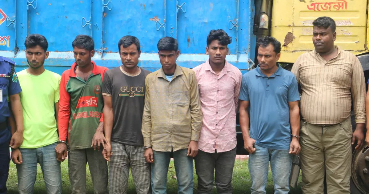 নওগাঁয় ডাকাতির প্রস্তুতিকালে অস্ত্রসহ আটক ৭