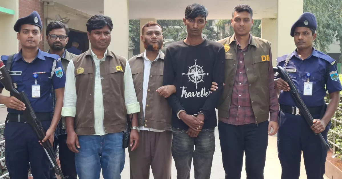 নওগাঁয় পুলিশ সুপারের বডিগার্ড পরিচয়ে চাঁদা দাবি, প্রতারক গ্রেপ্তার