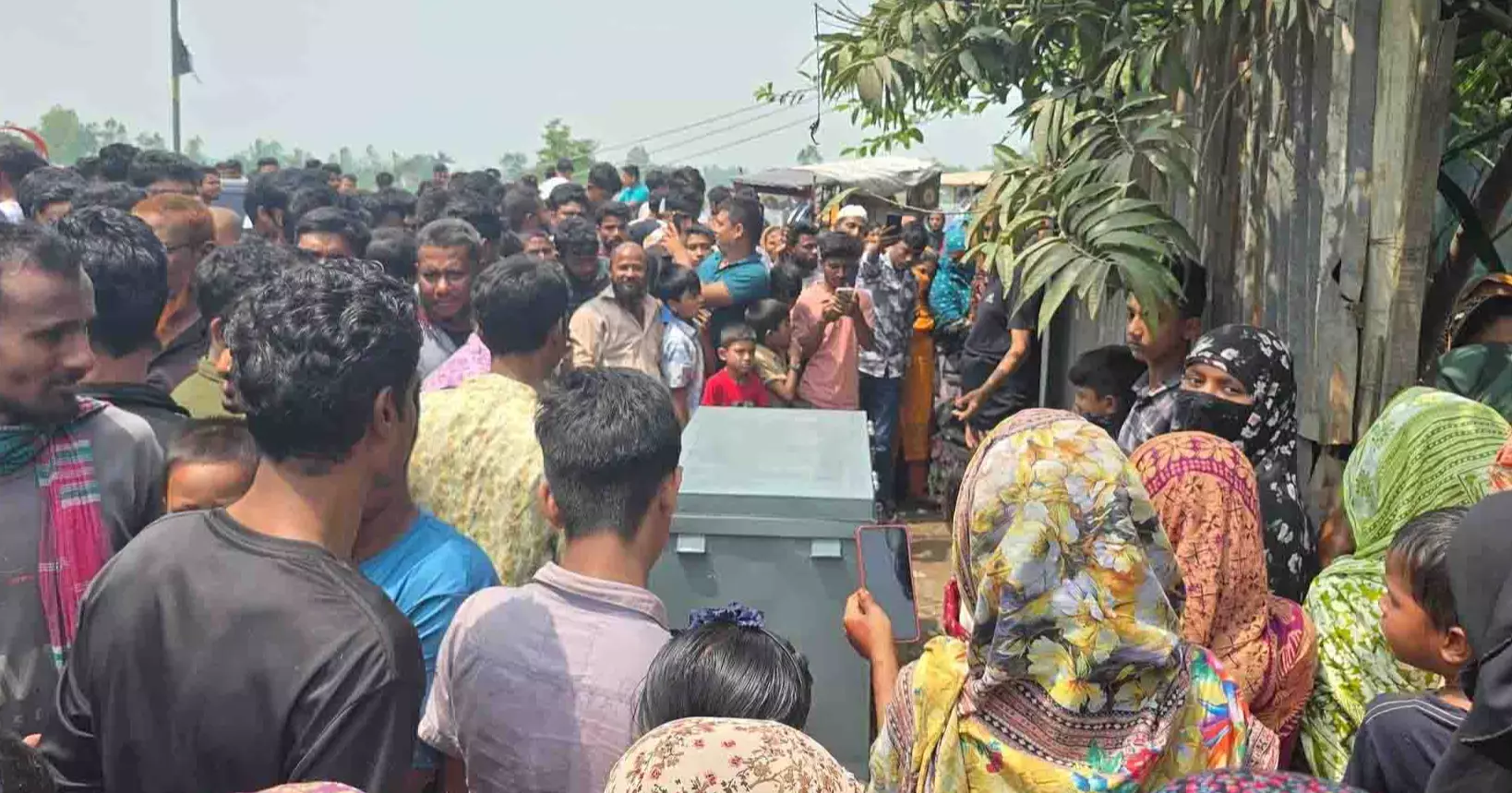 শেরপুরে সড়কে পড়ে থাকা ট্রাংকে মিলল নারীর অর্ধগলিত মরদেহ