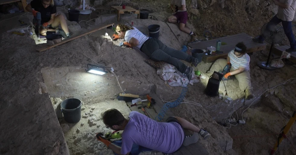 ইসরায়েলে লক্ষ বছরের পুরনো সমাধি আবিষ্কার, প্রাচীন মানুষ দিচ্ছে নতুন ধারণা