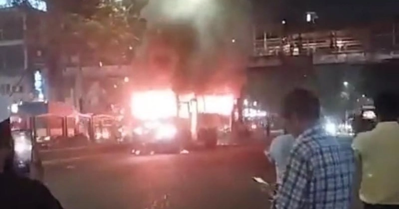 ধানমণ্ডির ল্যাবএইড হাসপাতালের সামনে বেসরকারি বিশ্ববিদ্যালয়ের বাসে আগুন