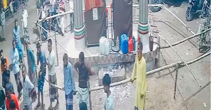 নাটোরে তেল নেওয়াকে কেন্দ্র করে পেট্রোল পাম্প ভাঙচুর, সড়ক অবরোধ