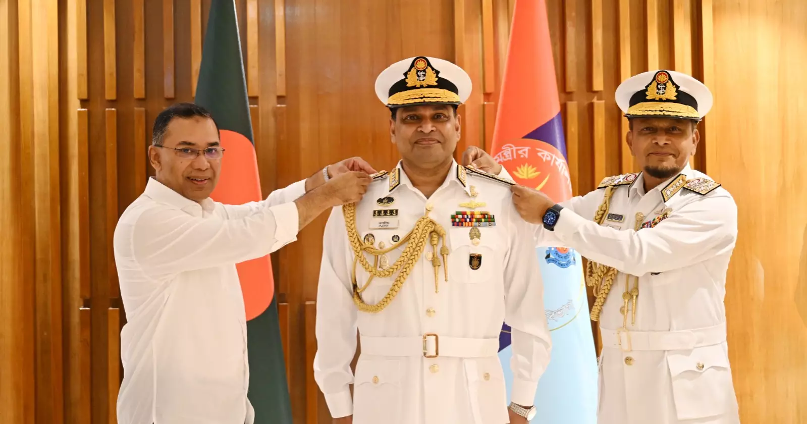 নবনিযুক্ত নৌবাহিনী প্রধানকে র‍্যাঙ্ক ব্যাজ পরালেন প্রধানমন্ত্রী