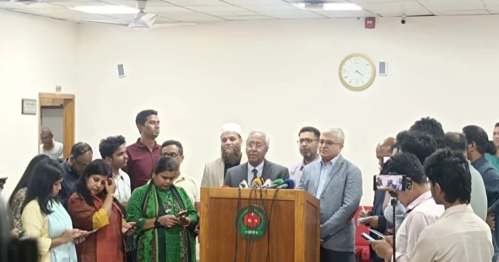 ৭ দেশে প্রবাসী ভোটার নিবন্ধন কার্যক্রম শুক্রবার পুনরায় চালু হতে পারে: ইসি