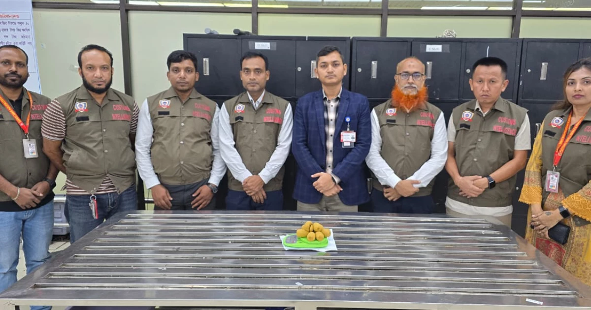 বিমানবন্দরে কমোডের ট্যাংক থেকে ৪.২০৪ কেজি ‘সোনার পেস্ট’ উদ্ধার