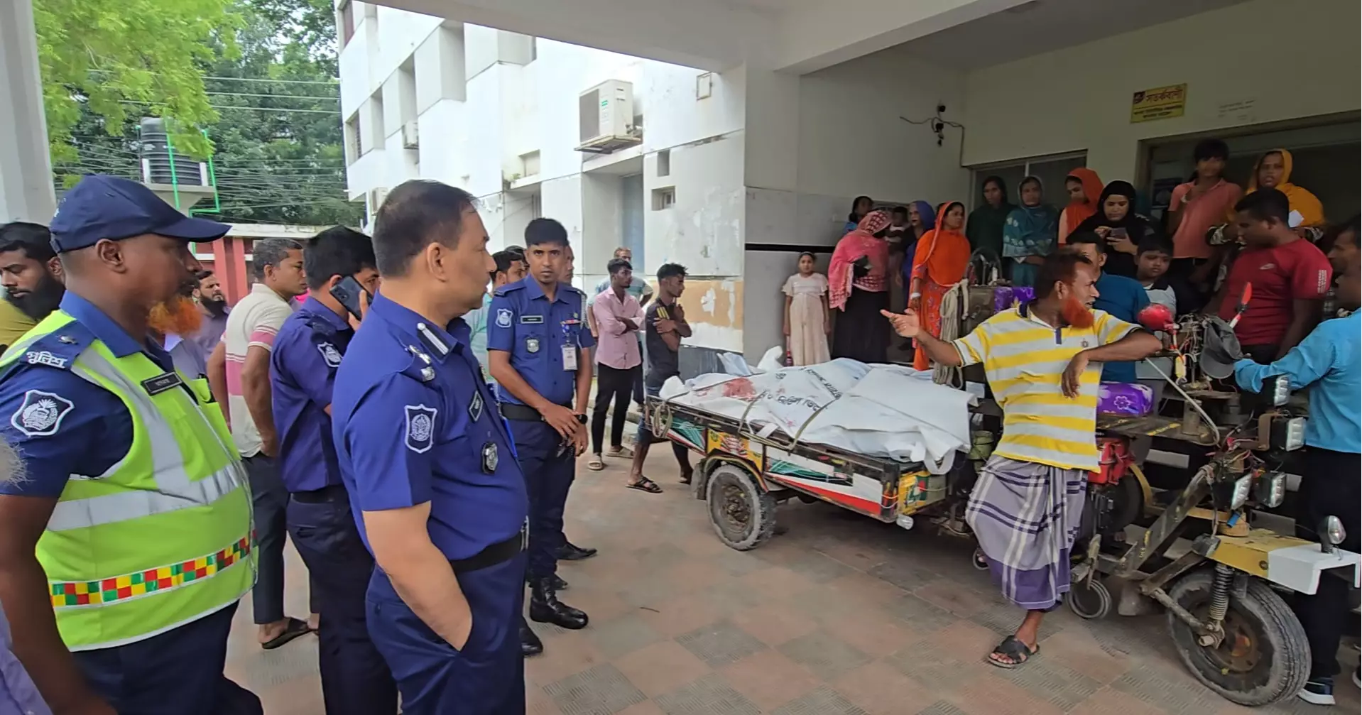 ফরিদপুরে বাসের ধাক্কায় মা‌হিন্দ্রার ৪ যাত্রী নিহত