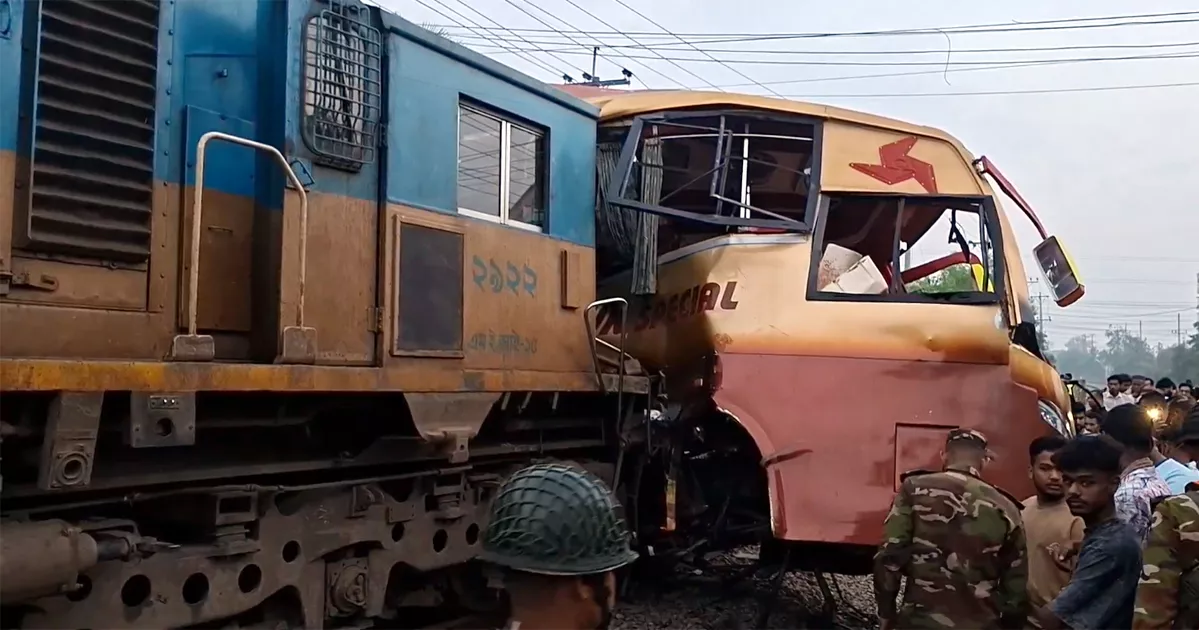 কুমিল্লায় বাস-ট্রেন সংঘর্ষে ১২ প্রাণহানি: তদন্তে ৩ কমিটি, ২ গেটম্যান বরখাস্ত