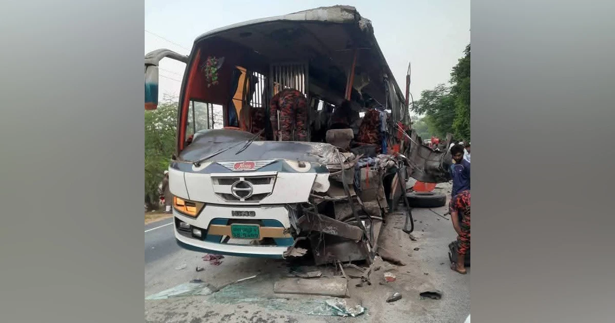 দিনাজপুরে দাঁড়িয়ে থাকা ট্রাকে বাসের ধাক্কা, নিহত ৫