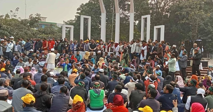 তিনদফা দাবিতে শহীদ মিনারে চলছে প্রাথমিক শিক্ষকদের অবস্থান কর্মসূচী