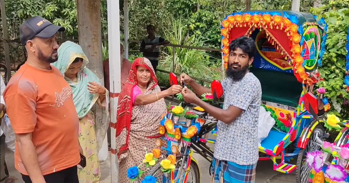 ঝালকাঠিতে কর্মসংস্থান সৃষ্টির লক্ষ্যে রিকশা-ভ্যানগাড়ি ঈদ উপহার