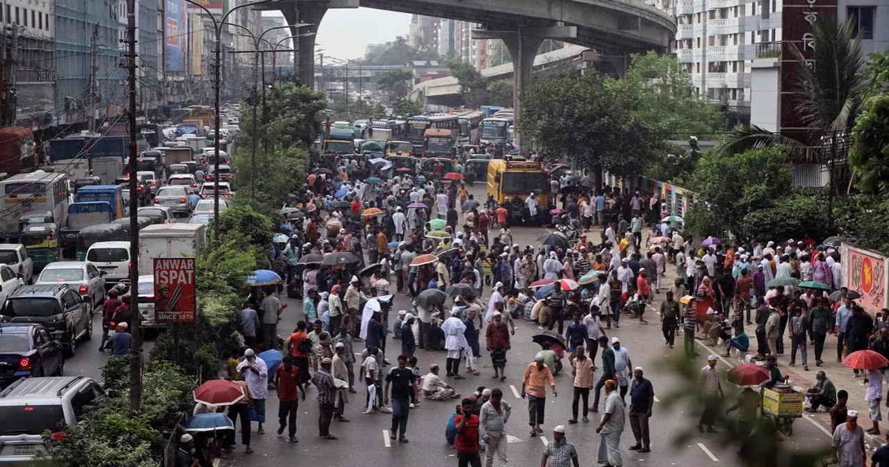 বনানীতে বিআরটিএ’র সামনে সিএনজি চালকদের বিক্ষোভ