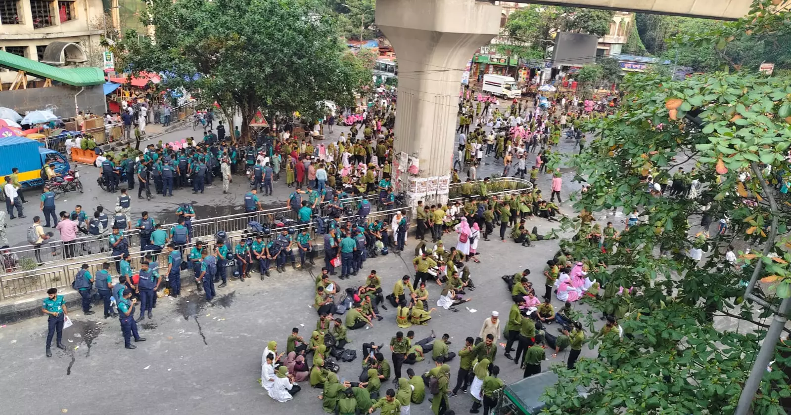 নার্সিং ডিপ্লোমাকে ডিগ্রির সমমানের দাবিতে শাহবাগ অবরোধ