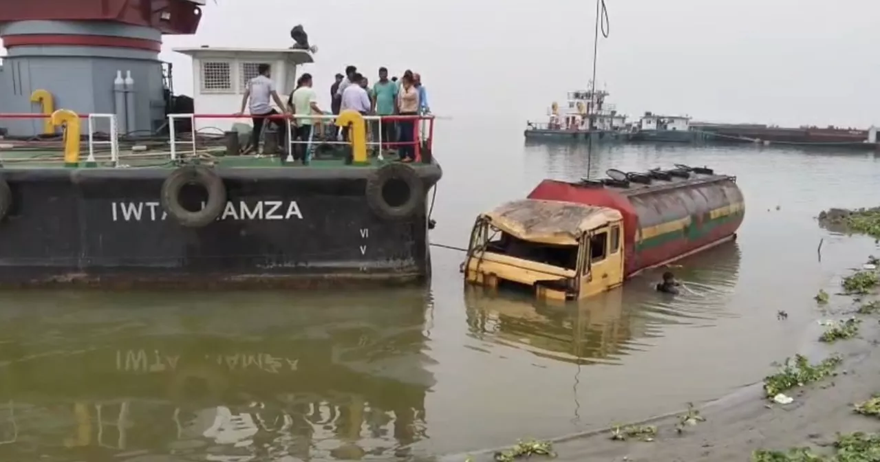 মানিকগঞ্জের পাটুরিয়াঘাটে নদীতে পড়ে যাওয়া তেলবাহী লরি উদ্ধার