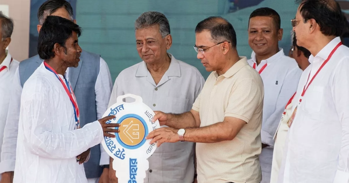 বাঁশখালীর বন্যায় ক্ষতিগ্রস্ত পরিবারগুলোর হাতে নতুন ঘরের চাবি তুলে দিলেন প্রধানমন্ত্রী