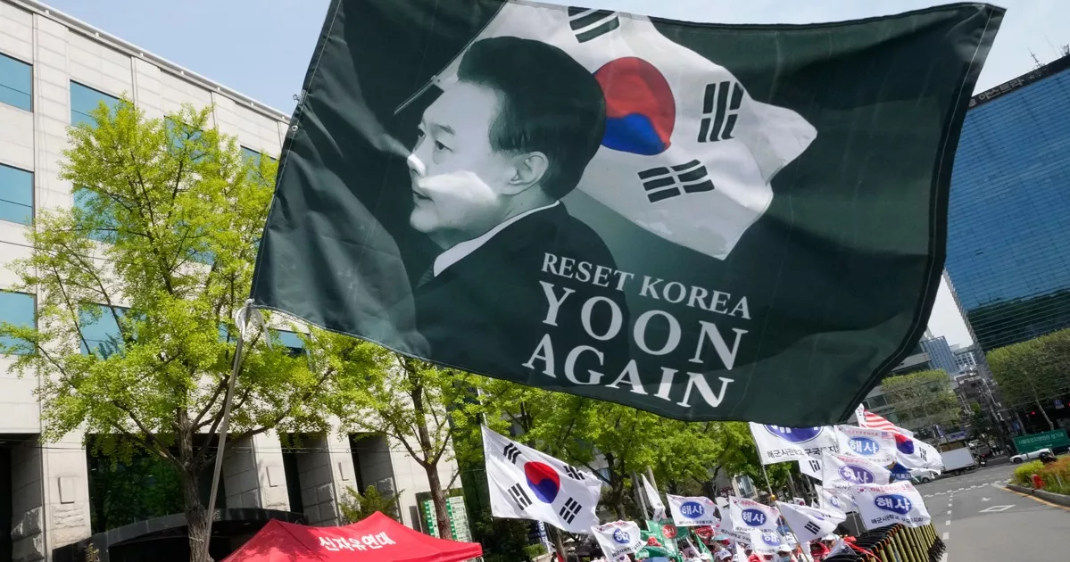 মন্ত্রিসভার বৈঠক এড়িয়ে যাওয়ায় দ. কোরিয়ার সাবেক প্রেসিডেন্টের ৭ বছরের জেল